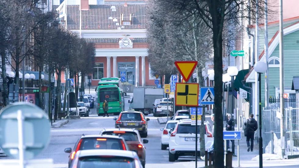 Vi har i vår stad lyckats att själva”plantera” in storstadsproblemen. Trafikkaos, brist på lättillgängliga parkeringar och tomma butikslokaler. Skriver insändarskribenten.