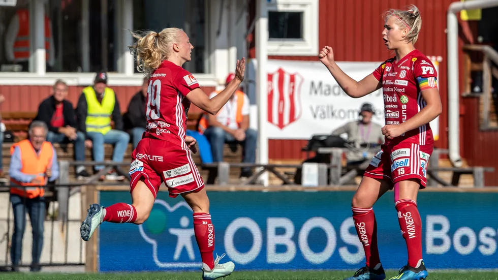 Astrid Larsson (till vänster) gjorde ett av målen och Ellen Löfqvist (till höger) spelade fram till ett.
