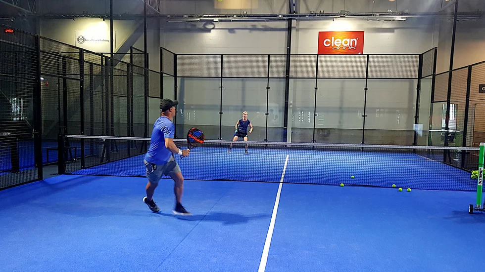 Mattias Nygårds och Anna Wilén har en lektion inne på Enköping Padel Arena under Fredrik Lindblads ledning.