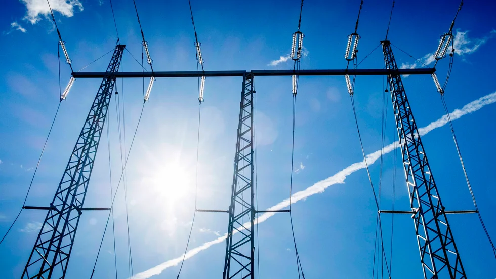 Vattenfall vill bygga en luftburen kraftledning, men Hedox vill ha en markkabel i stället. 