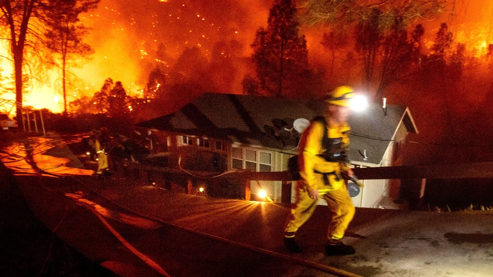 Brandmän kämpar mot elden i Napa, Kalifornien.