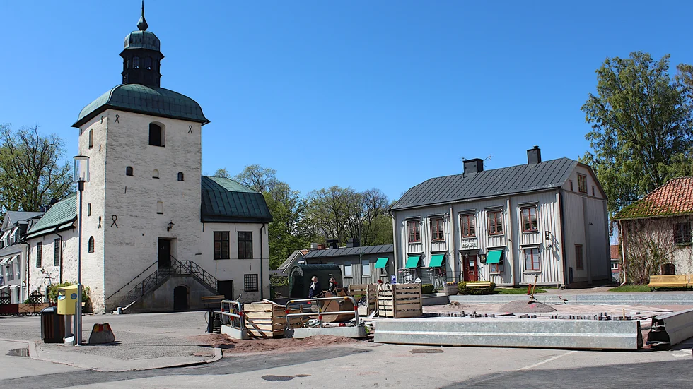 Rådhustorget ska få fjärrrvärme och schaktningen ska övervakas av länsmuseets arkeologer.