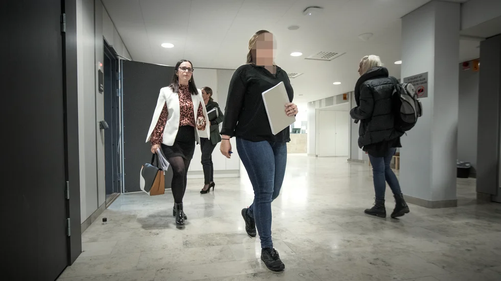 Försvarsadvokat Carolina Nilsson i samtal med kvinnan innan tingsrättsförhandlingarna. På tisdag är de på plats i Umeå för hovsrättsförhandlingarna. (Arkivbild)