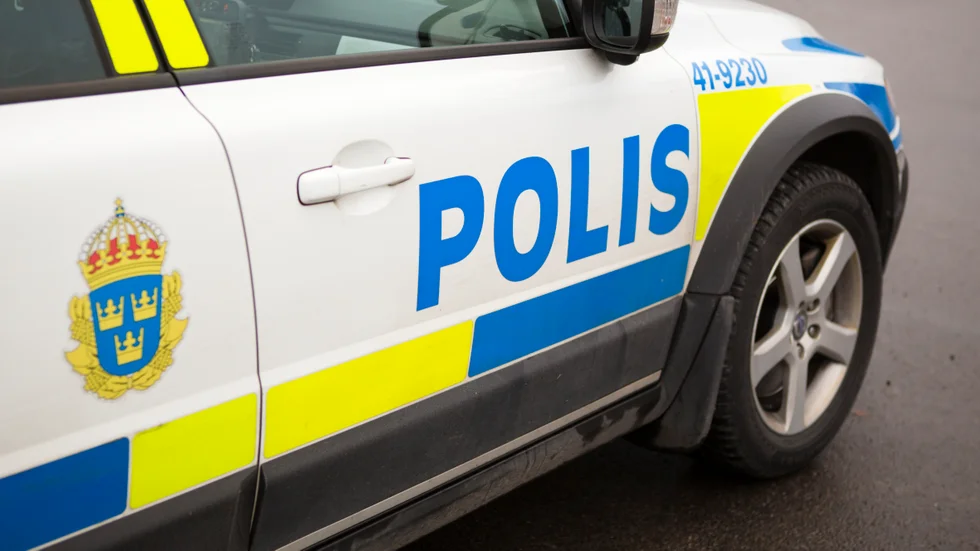 En polispatrull har hållit förhör med den drabbade och kommer upprätta en anmälan om bedrägeri.