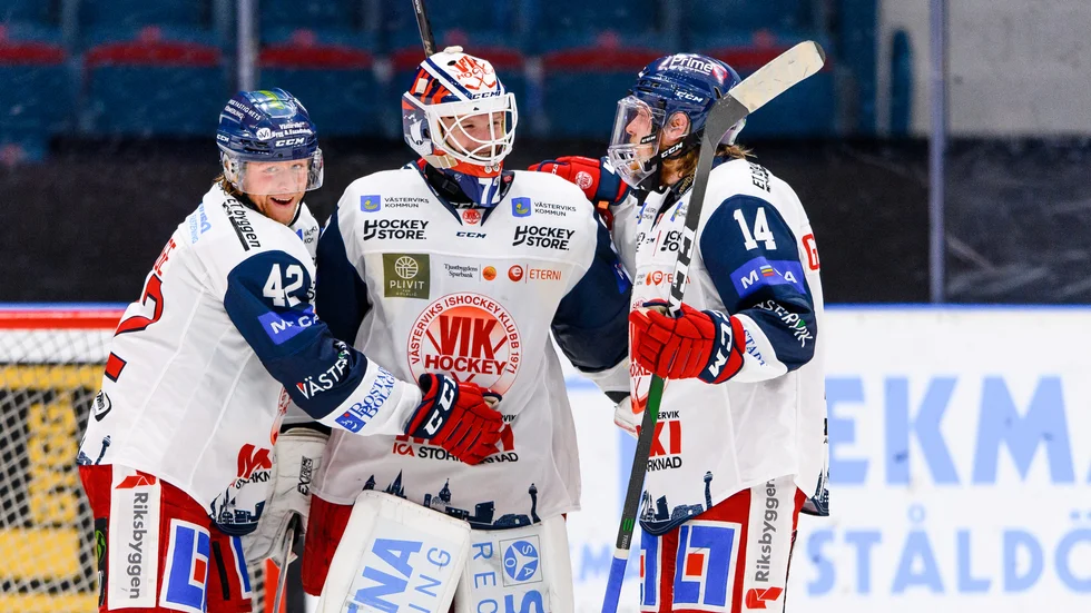 Daniel Marmenlind klappas om av Oskar Drugge och Erik Gustafsson efter premiärsegern på Hovet.