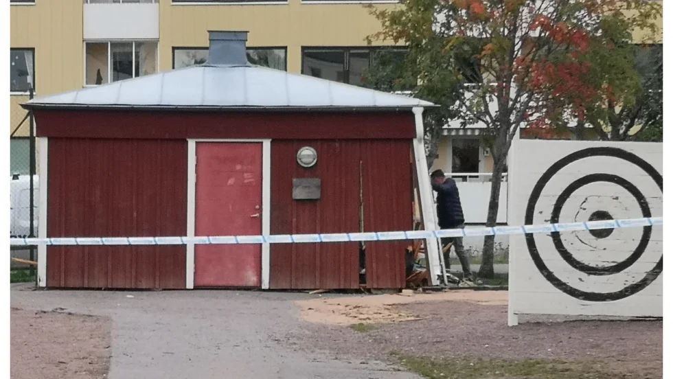  Polisen har upprättat en anmälan om vårdslöshet i trafik efter att bilen körde in i förrådet.