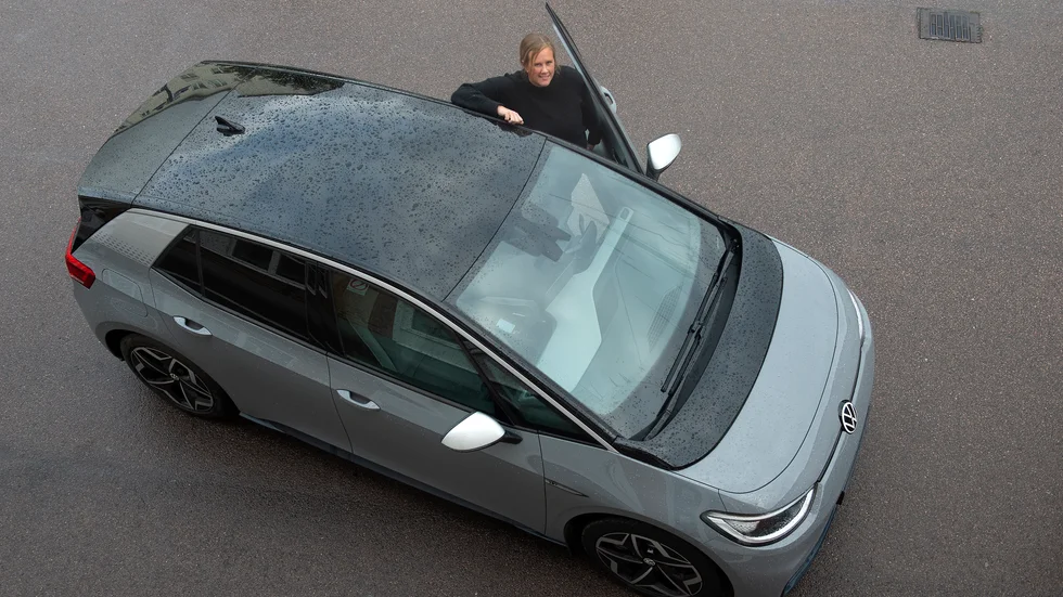 Susanne Johansson från Nyköping kör runt i staden med solen som drivmedel eftersom hon laddar bilen hemma med hjälp av solceller.
