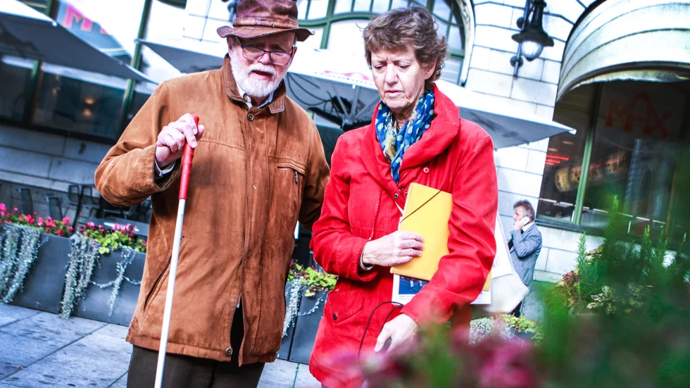 Lars Nord och Karin Renström, Synskadade Riksförbundets trafik- och miljögrupp, inspekterar uteserveringar och blomkrukor.
