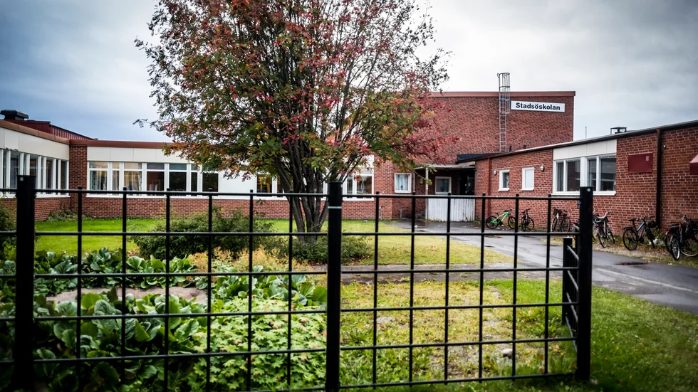 Stadsöskolans framtid är fortfarande oviss. Förvaltningens förslag om att riva och bygga en ny F-9-skola, som även Socialdemokraterna drivit, skickas på återremiss. Byggnadens skick ska utredas djupare.
