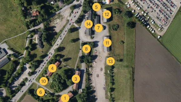 De fem husen längst ner till vänster i bild (siffrorna 1, 3, 4, 6 och 10) ska bevaras och rustas upp, enligt Botryggs planer. De övriga ska rivas för att ge plats åt bostäder.