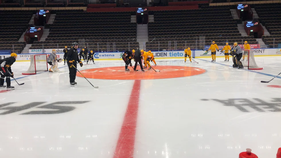 AIK kör 3 mot 3-spel i mittzonen tidigt under träningen. 