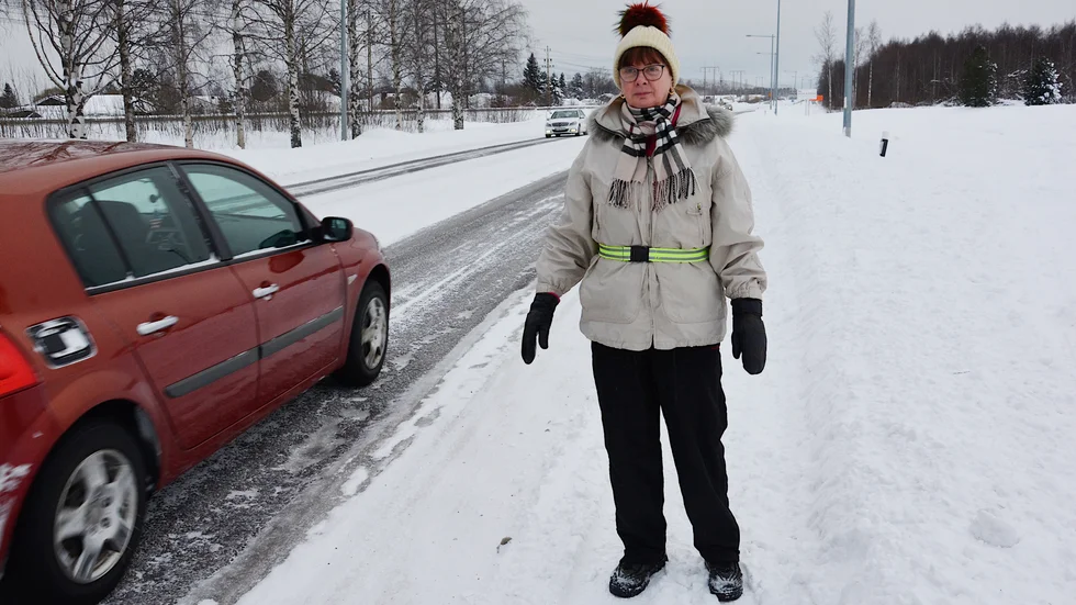Farligt nära gångtrafikanterna kör bilarna efter väg 97:an. " Det borde finns en gång-och cykelväg ändå till industriområdet. Nu slutar den bara tvärt", säger bodensaren Eva Smedetun.