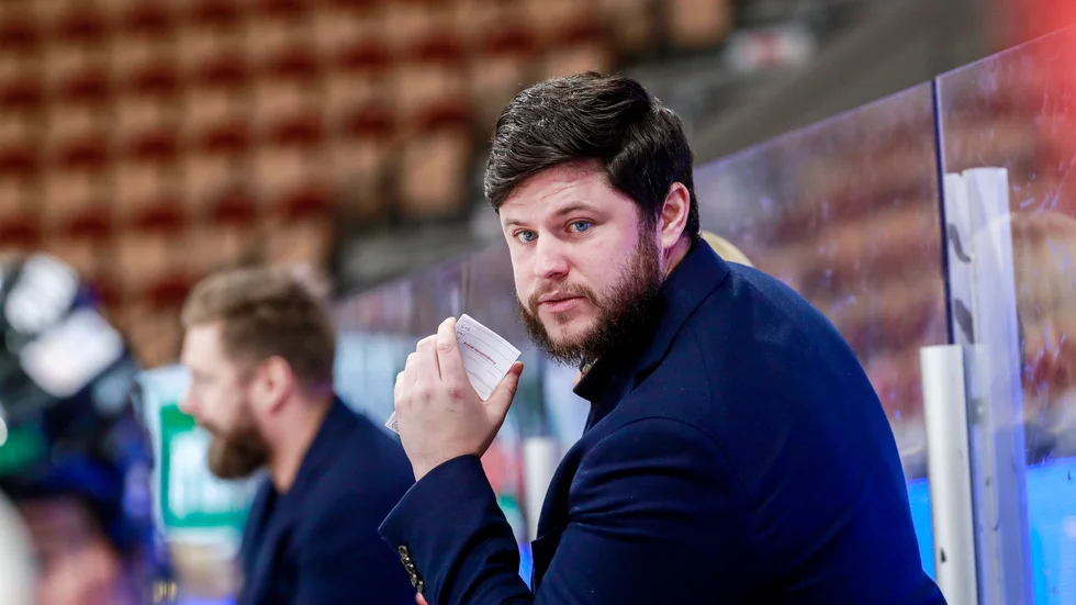 Assisterande tränaren Oskar Häggström ser ut att bli kvar i Luleå Hockey MSSK.