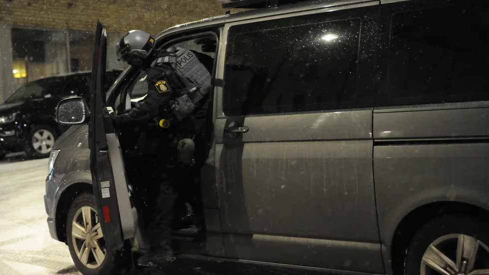 Polisens regionala insatsstyrka kallade till platsen i jakten på gärningsmannen.
