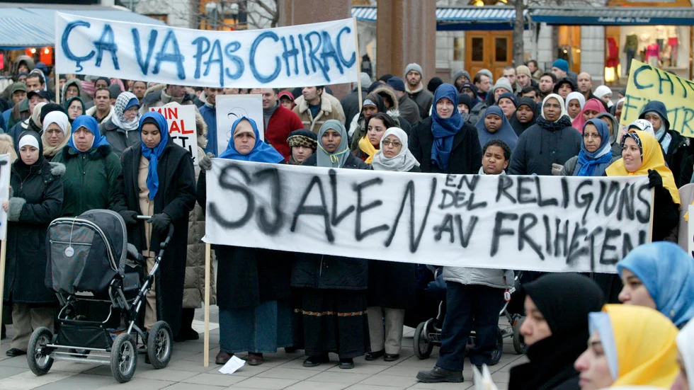 Bilden är från en demonstration i Stockholm 2004 då muslimska kvinnor protesterade mot en fransk lag som förbjöd slöjor i skolan.