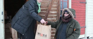 Ria och Willys delar ut matkassar