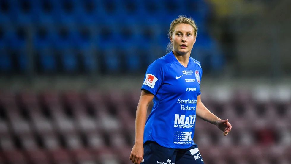 Fanny Andersson blir kvar i Eskilstuna United trots att tränaren Magnus Karlsson såg henne som förlorad.