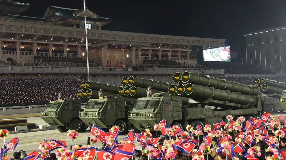 Nya robotar som kan avfyras från ubåtar har visats upp vid en stor militärparad i Pyongyang i Nordkorea.