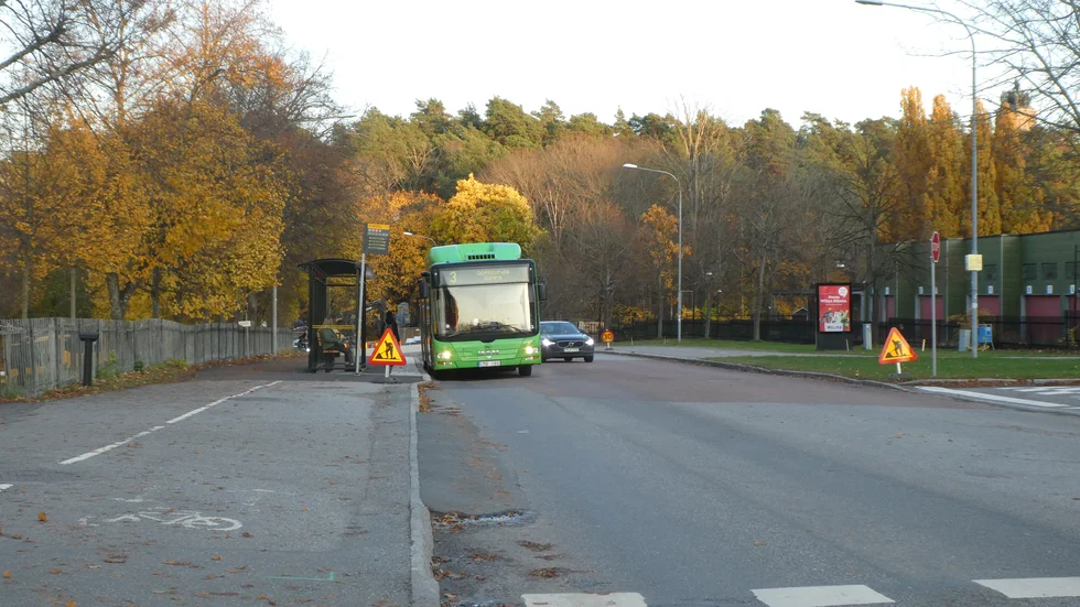 Busskuren på cykelbanan gör att cyklisterna tvingas cykla på gångbanan, skriver Björn Engström och Torbjörn Albért.