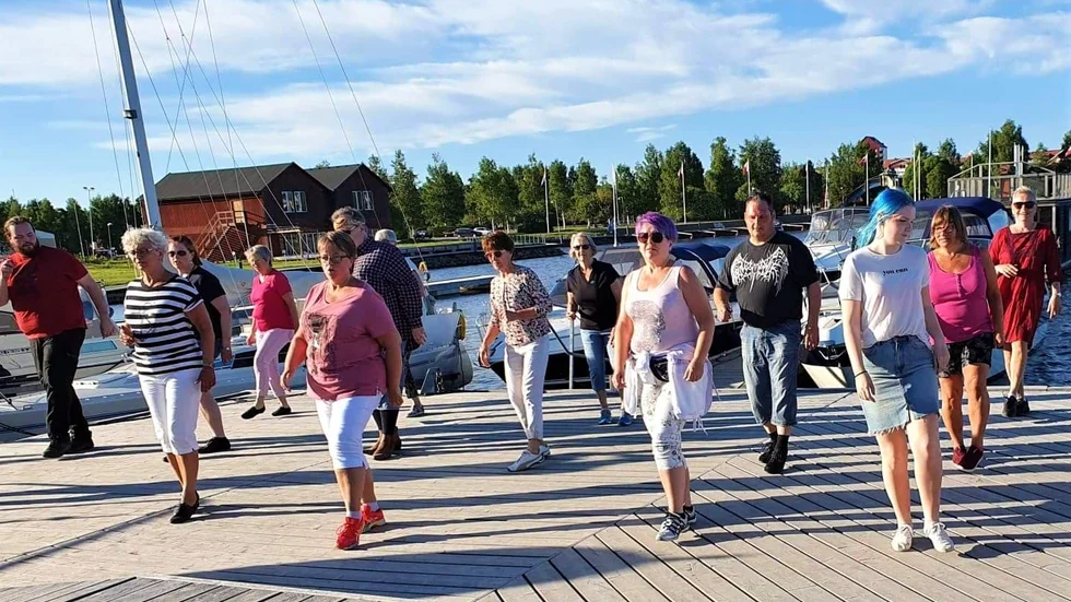 Man dansar var och en, men ändå tillsammans. I sommar dansar Lillpite Ullstrumpers Linedance på Västra kajen i Piteå.