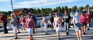 De dansar linedance hela sommaren på Västra kajen