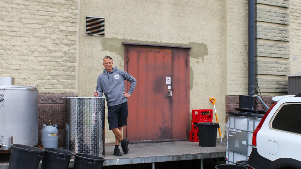 Patrik Fors framför sitt egna ölbryggeri.