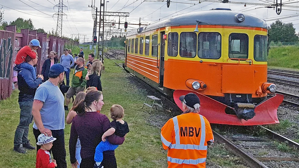 Y7-rälsbussen från 1950-talet rullar igen, men med glest mellan passagerarna på grund av coronapandemin.