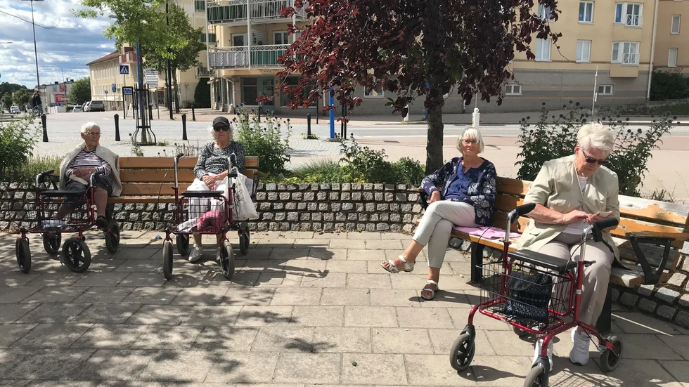 "Det är inte sämre här än någon annanstans". Väninnorna Maj-Britt Johansson, Majvor Åström, Elsy Johansson och Sally Norén lapar sol på torget.