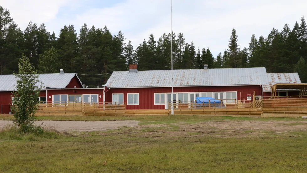En ny gigantisk veranda med ett nytt utekök/bar, nya dörrar och handikappramper. Gläntanhuset har fått en total uppfräschning  – trots att det kom en pandemi emellan.