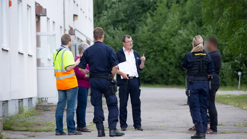 Räddningschefen Torbjörn Johansson förklarade för fastighetsägarens sambo vilka åtgärder i brandskydd som krävs. 