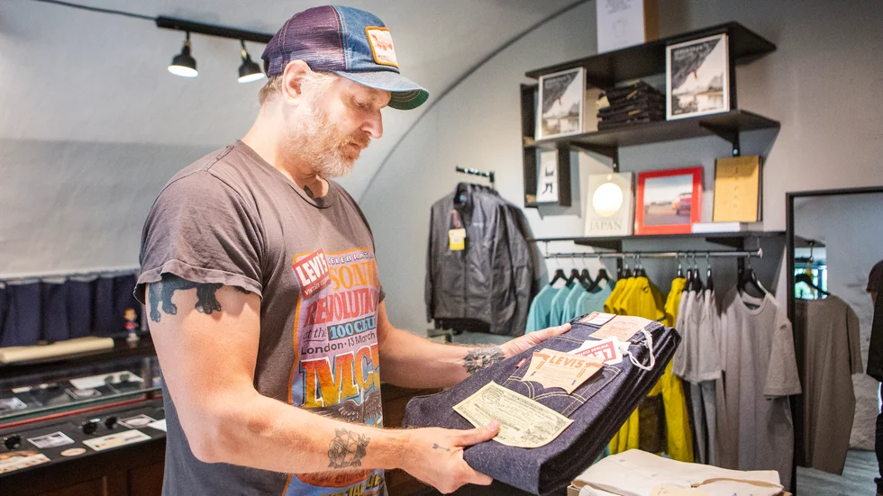 Tyget och dess kvalitet har varit en viktig del i arbetet så länge Johan varit i klädbranschen. Här håller han i ett par 501:or, den klassiska jeansmodellen från Levi's.