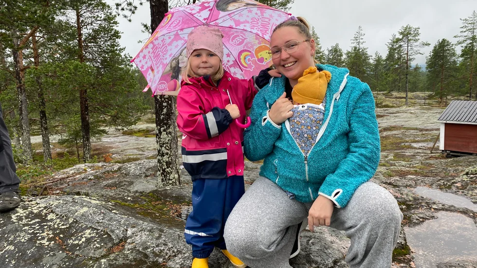 Mimmi Strandberg Hast, 3 år, och Sophie Hast, med bebisen Ebbe, hade tagit sig till Kalahatten.