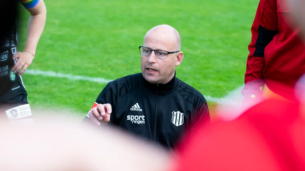 Nu står många spelare runt Stellan Carlsson på träningarna. Förutom ett par långtidsskadade spelare finns nämligen alla tillgängliga inför mötet med Kristianstad. (Arkivbild)