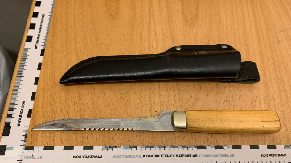 Kniven som 18-åringen hade på sig hade ett 15 centimeter långt blad. 