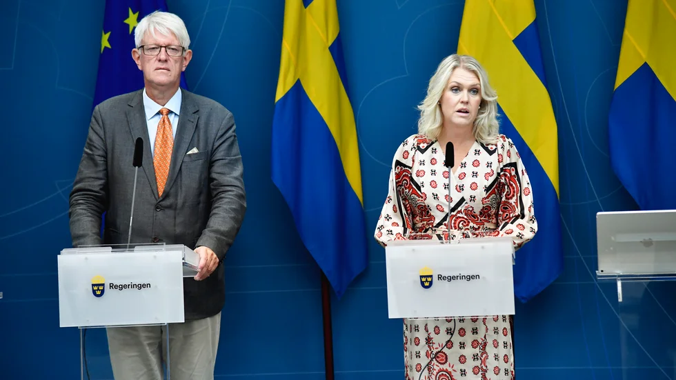 Folkhälsomyndighetens generaldirektör Johan Carlson, och socialministern Lena Hallengren (S) om hanteringen av framtida eventuella utbrott av covid-19 under en pressträff på Rosenbad.