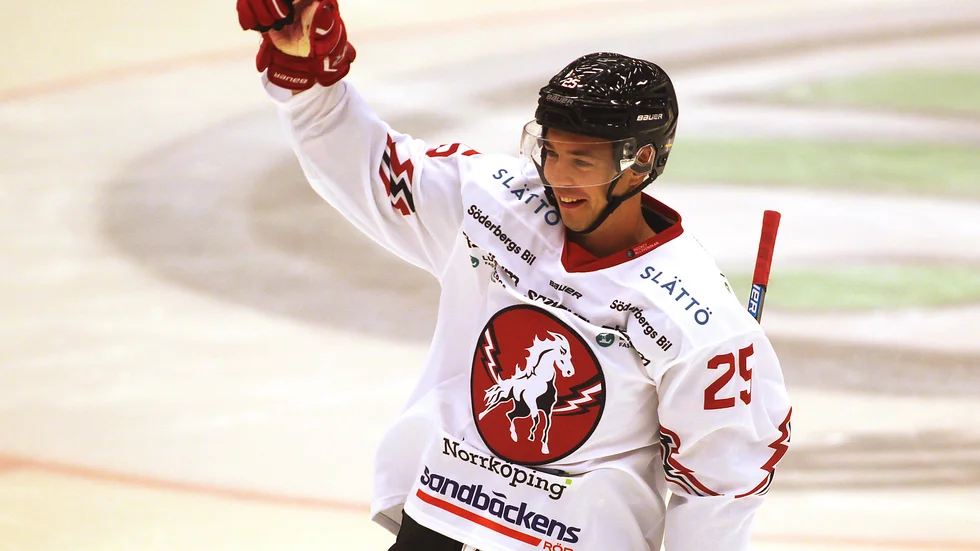Patrick Blomberg ler över att kunna spela hockeymatch igen.