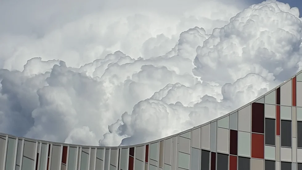 Dramatisk himmel över Teliahuset.