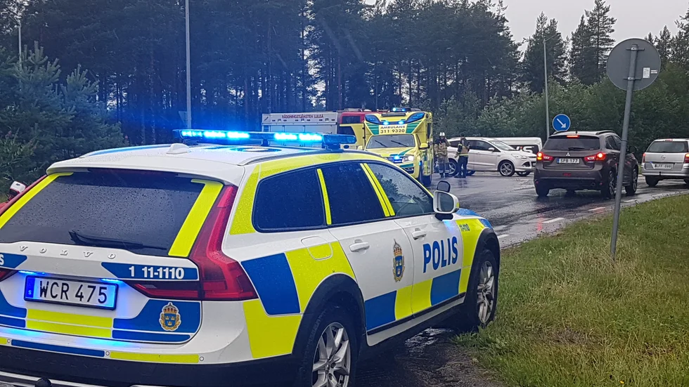 Vår utsände Ida Folkesson rapporterar polis, ambulans och räddningstjänst är på plats, men att läget inte tycks vara allvarligt.