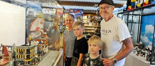 Både barn och vuxna besökte helgens legoutställning