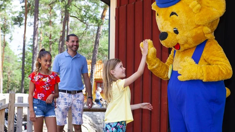 Åkattraktionerna i Bamses värld är stängda, men figurerna kan man fortfarande hälsa på.