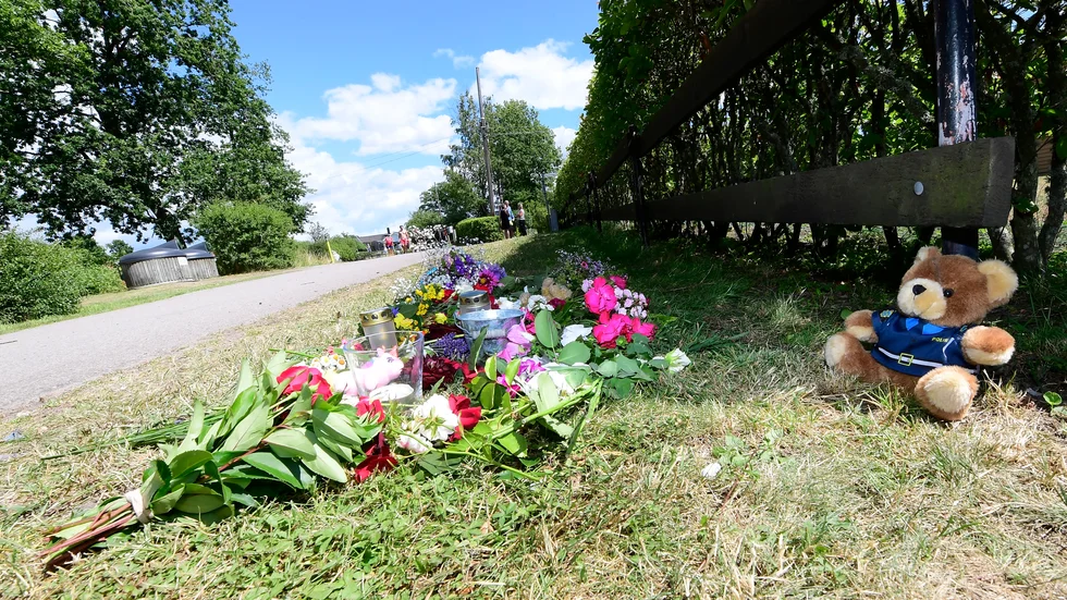 Blommor på olycksplatsen. Arkivbild.
