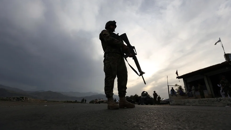 En afghansk soldat på post i Jalalabad. Arkivbild.