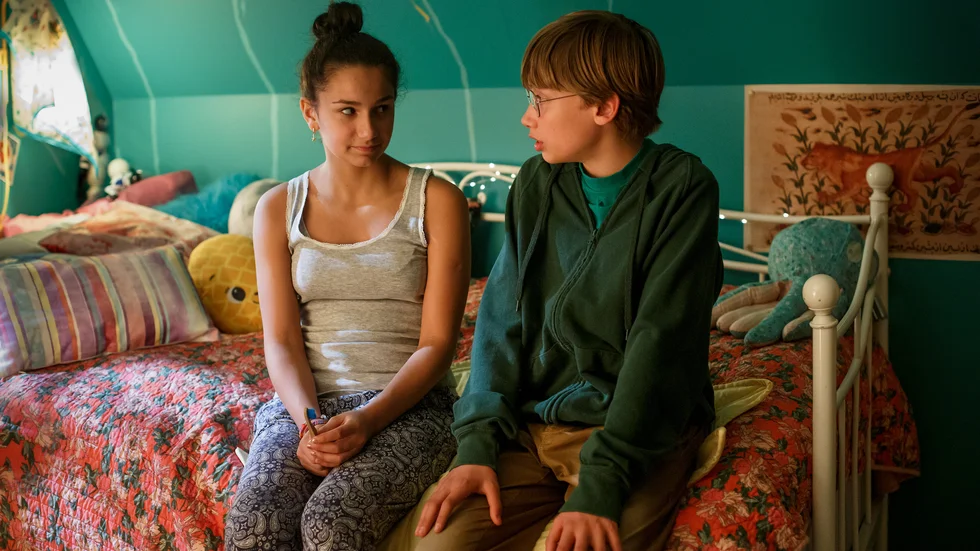 Amira (Julia Pirzadeh) och Bert (Hugo Krajcik) är bara kompisar, och man vill ju inte kyssa en kompis, eller? Pressbild.