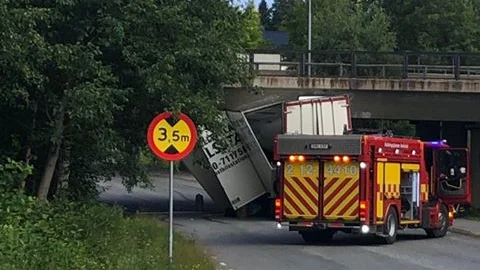En lastbil fastnade i Skelleftehamn.