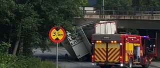 Lastbil fastnade i viadukt i Skelleftehamn