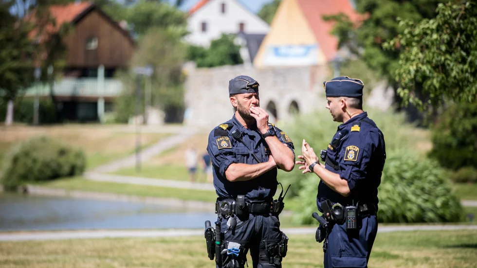 Under söndagsmorgonen fick polisen åka ut till två fester med för hög musik.