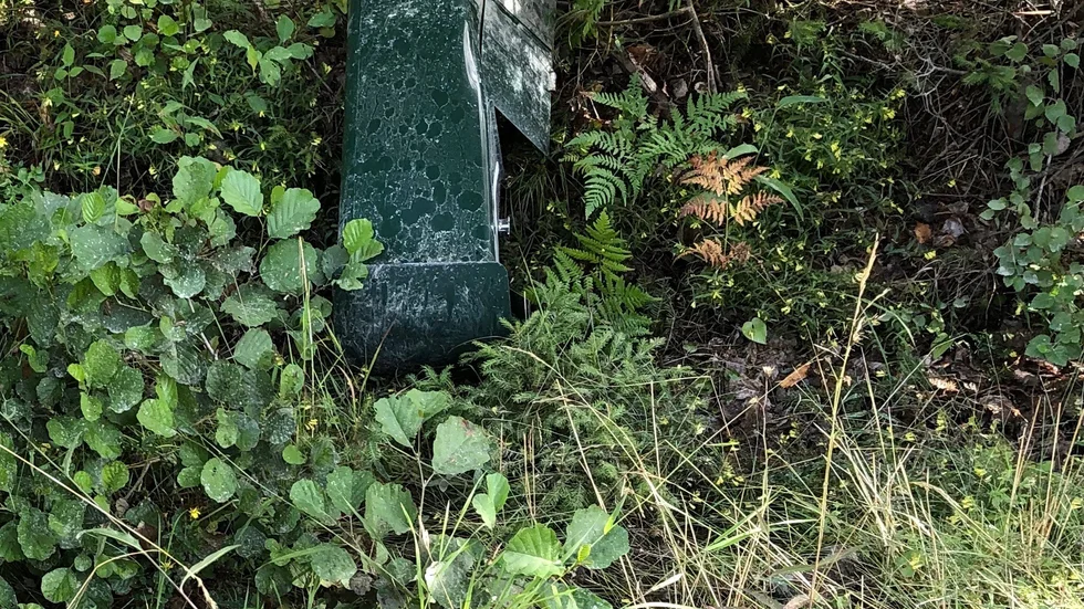 En person boende på Sundavägen i Vingåker har fått sin fastgjutna postlåda nerkörd.