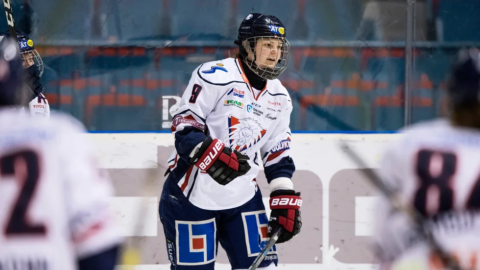 Jennifer Wakefield är tillbaka i LHC-tröjan.