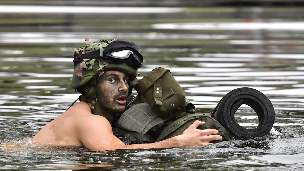Soldat på väg med utrustning över Husarviken vid Djurgårdsstaden. Livgardets krigsförband Livbataljonen övade på tisdagen i centrala Stockholm.