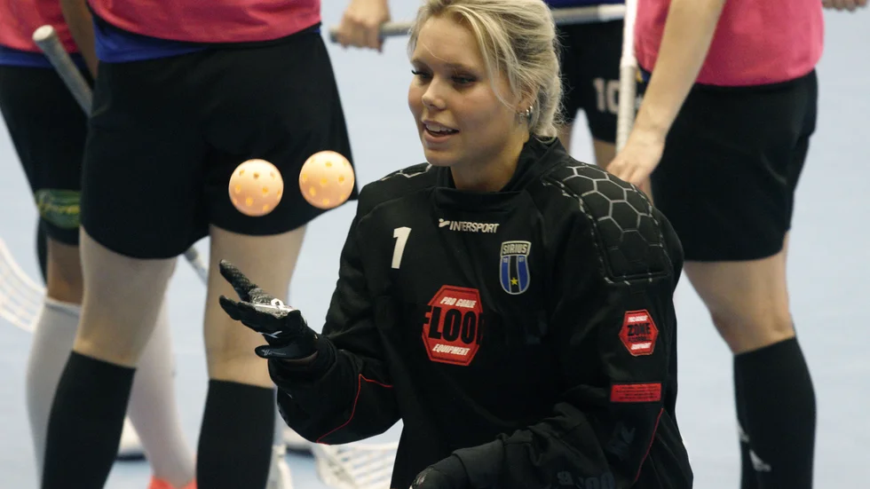 Matilda Östlund Visén inte bara räddar bollarna utan är även skicklig på att jonglera med dem.